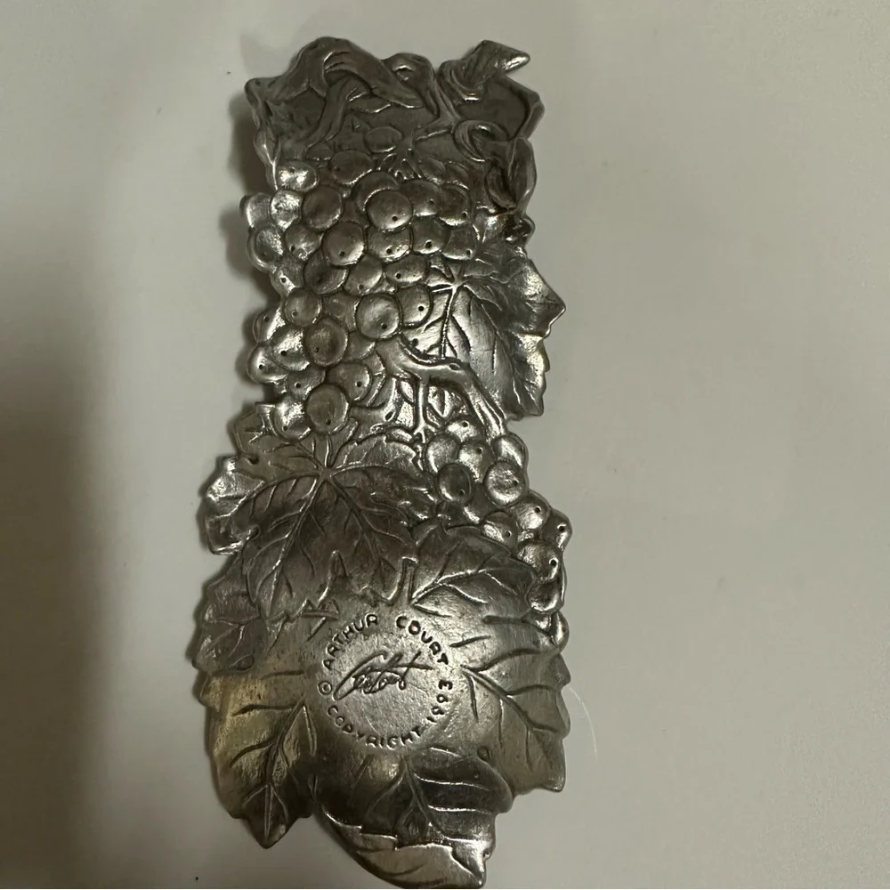 Vintage Arthur Court, aluminum grape spoon rest.